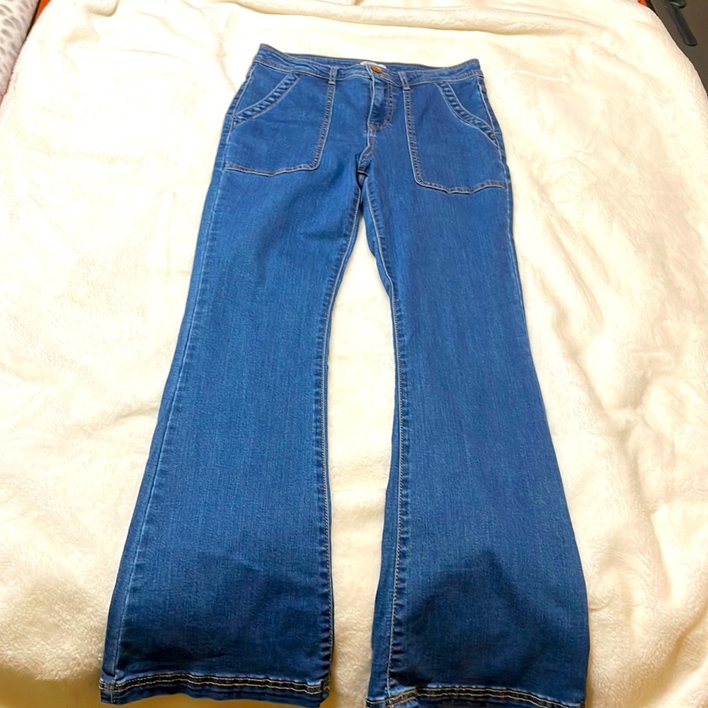 Women’s boot cut blue jeans, size 6